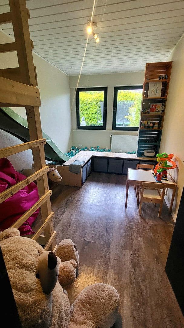 Prodej domu 123 m², pozemek 780 m², Nibelungenstraße 15, Taunusstein, Hessen Prodej domu 123 m², pozemek 780 m², Nibelungenstraße 15, Taunusstein, Hessen