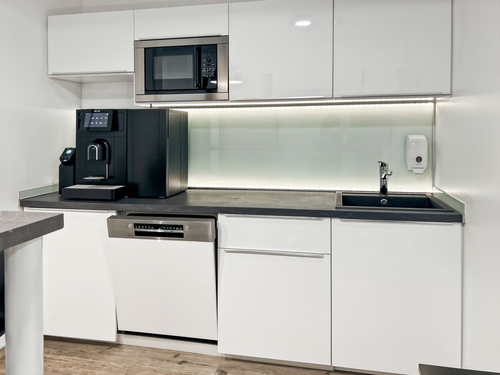 Pronájem kanceláře 162 m², Neuer Zollhof 3, DUSSELDORF, Severní Porýní-Vestfálsko Pronájem kanceláře 162 m², Neuer Zollhof 3, DUSSELDORF, Severní Porýní-Vestfálsko