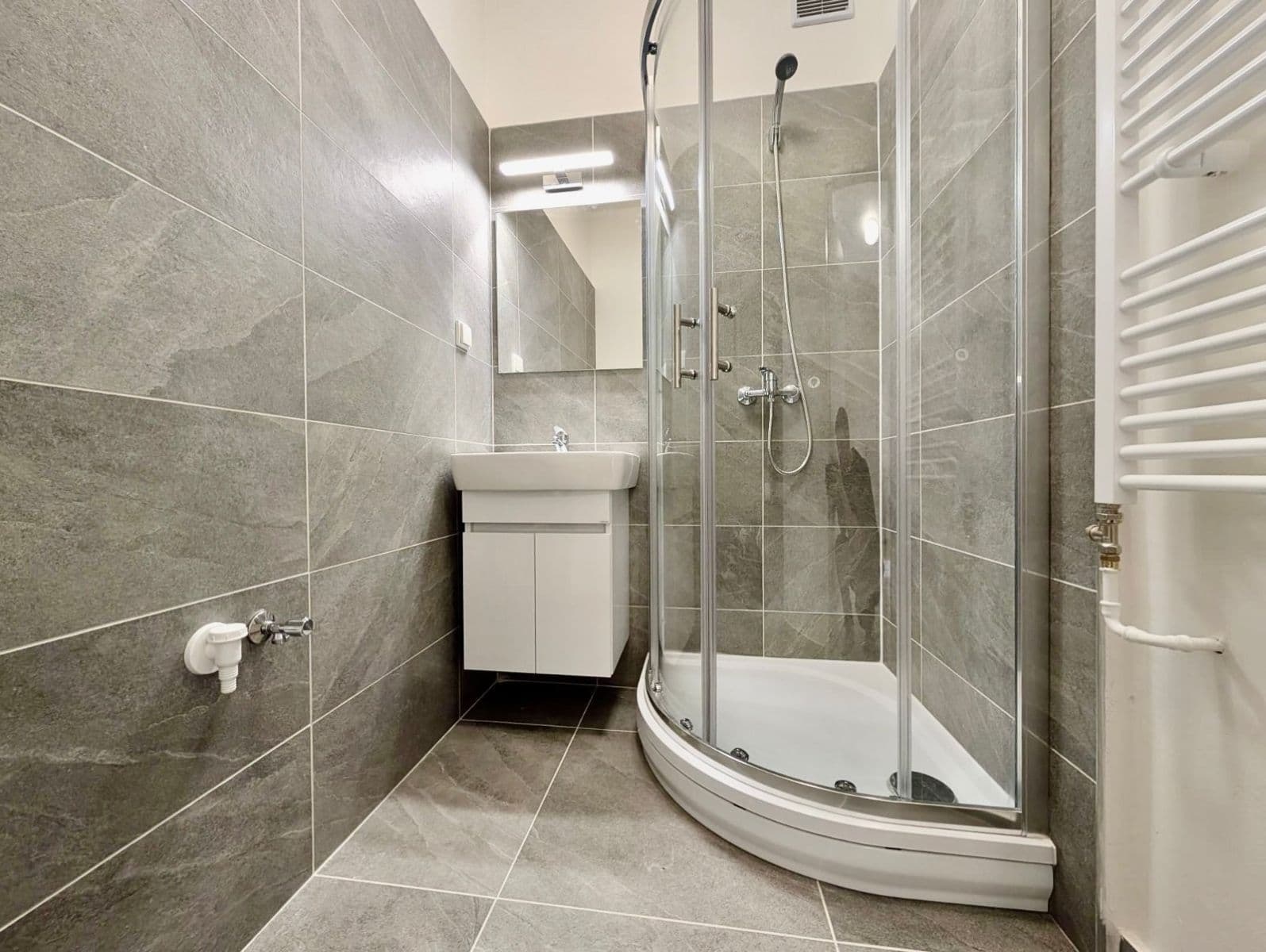 Pronájem bytu 1+kk 27 m², Československé armády, Frýdek-Místek, Moravskoslezský kraj Pronájem bytu 1+kk 27 m², Československé armády, Frýdek-Místek, Moravskoslezský kraj
