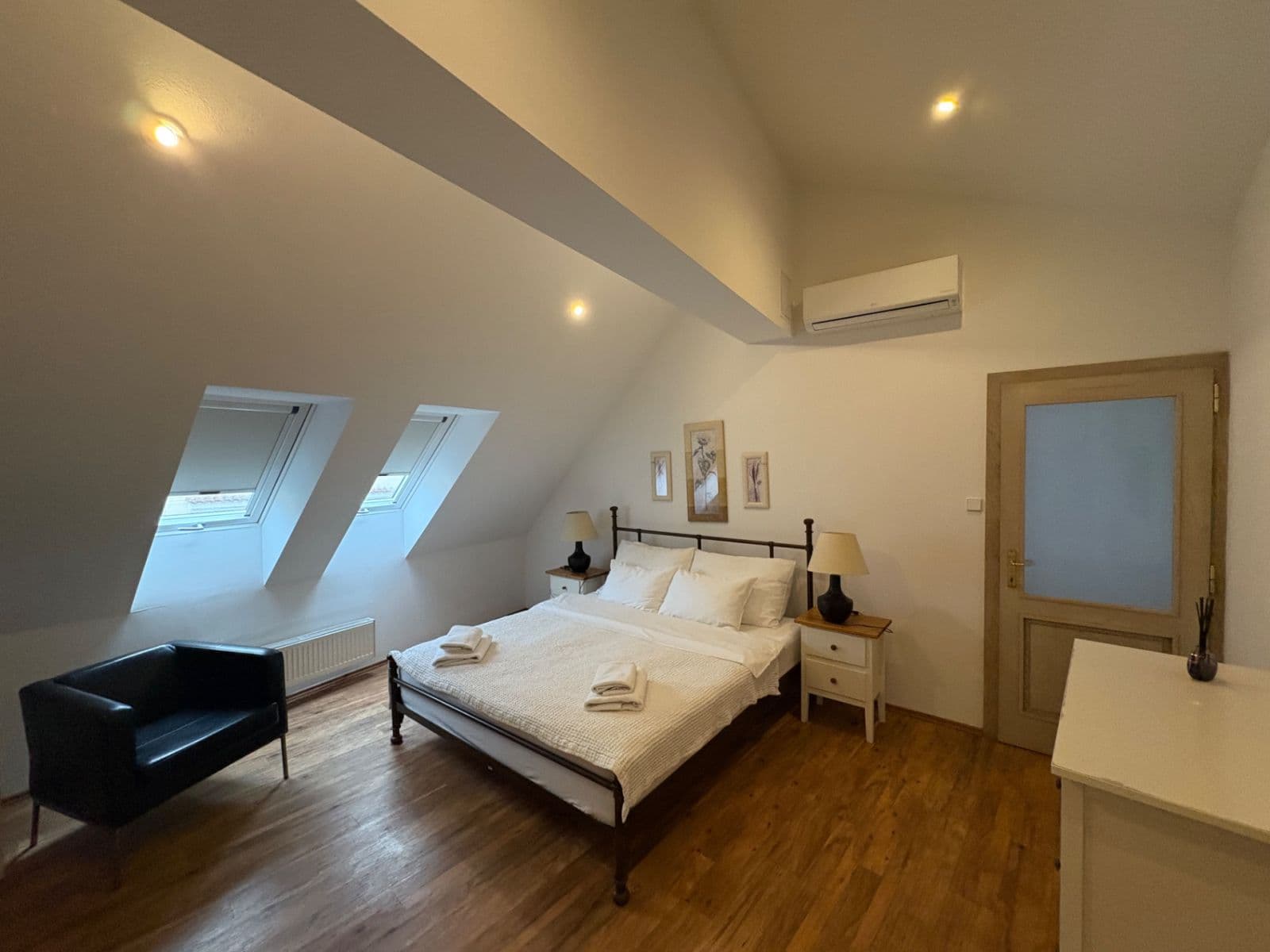 Pronájem bytu 4+1 184 m², Konviktská, Praha, Praha Pronájem bytu 4+1 184 m², Konviktská, Praha, Praha