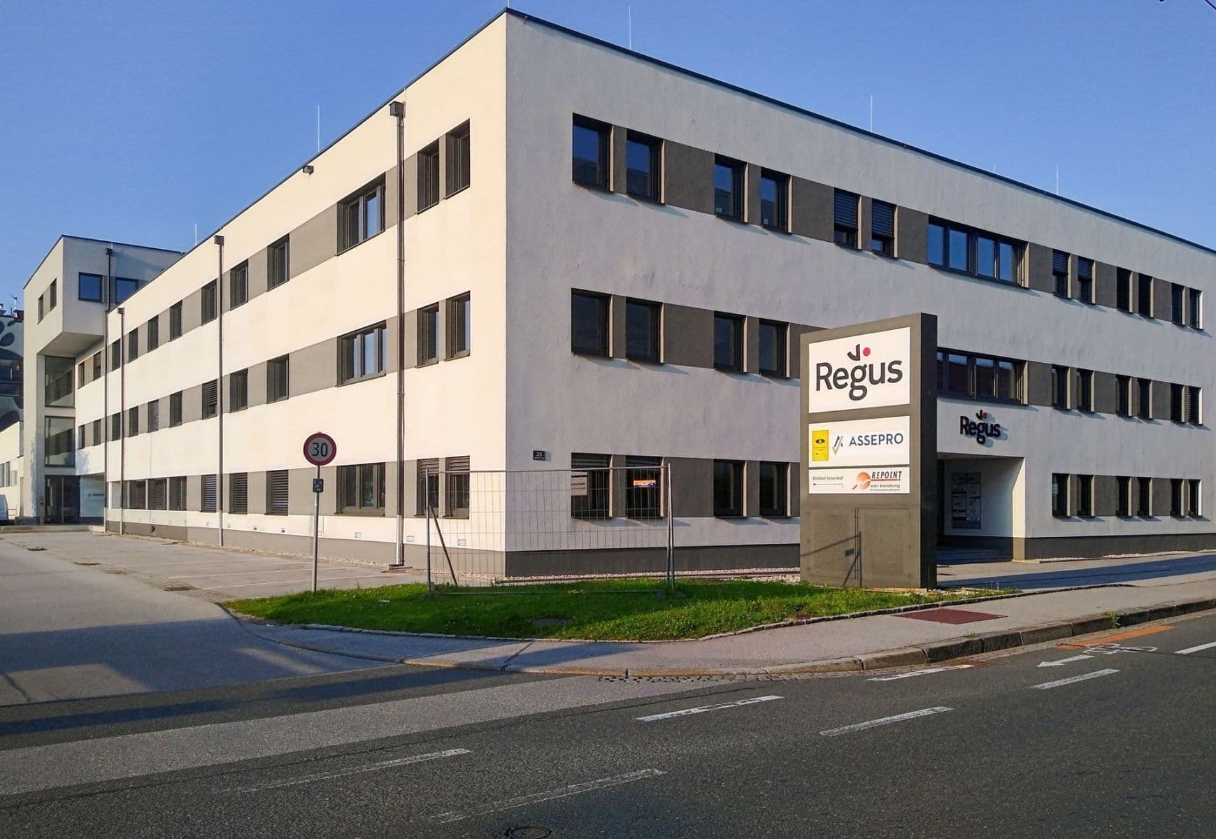Pronájem kanceláře 2.465 m², Siezenheimer straße, Salzburg, Salcbursko Pronájem kanceláře 2.465 m², Siezenheimer straße, Salzburg, Salcbursko