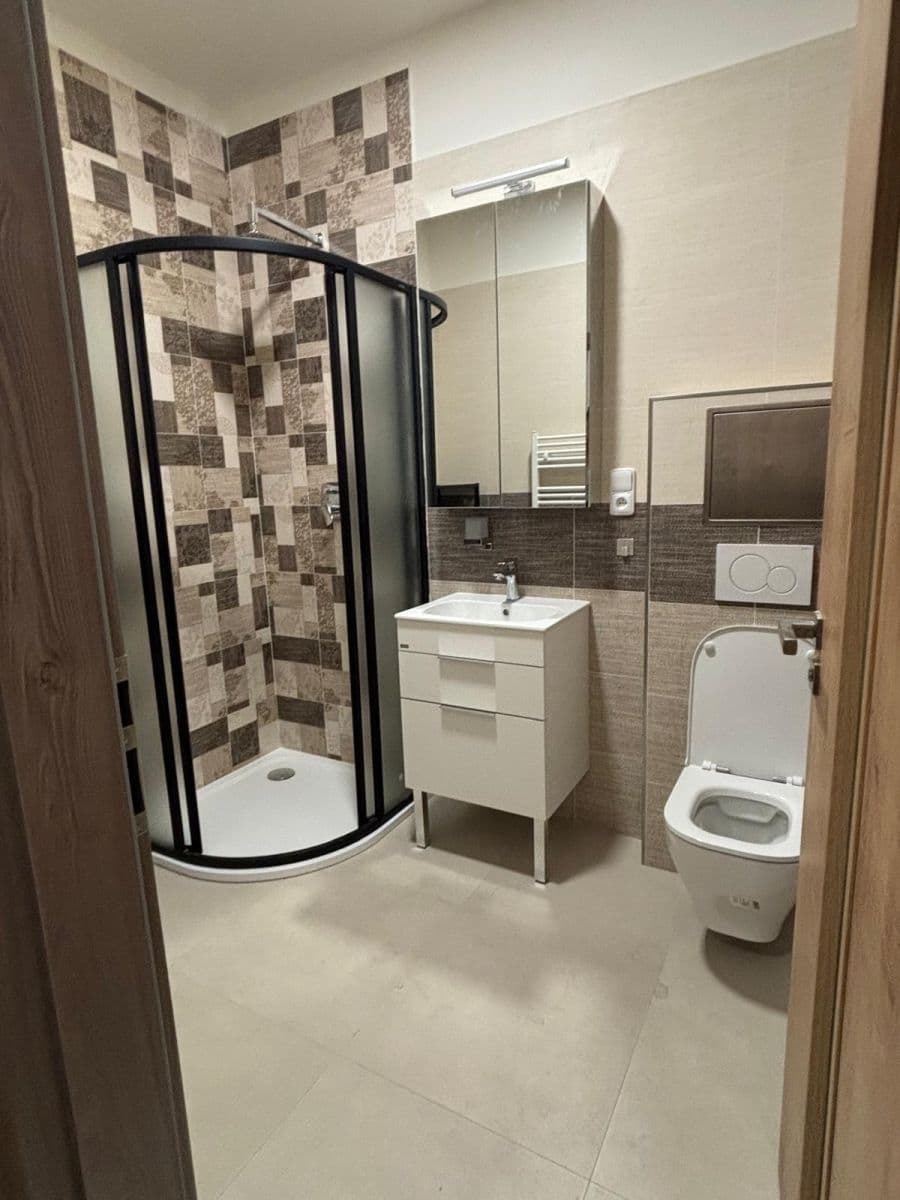 Pronájem bytu 1+kk 42 m², U Nové dálnice, Praha, Praha Pronájem bytu 1+kk 42 m², U Nové dálnice, Praha, Praha
