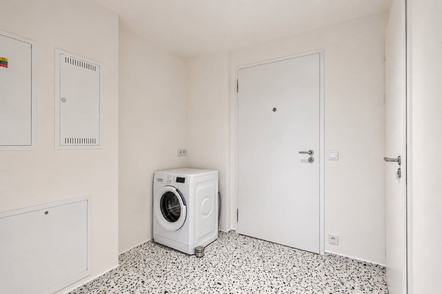 Pronájem bytu 1+kk 37 m², U Komína, Praha, Praha Pronájem bytu 1+kk 37 m², U Komína, Praha, Praha