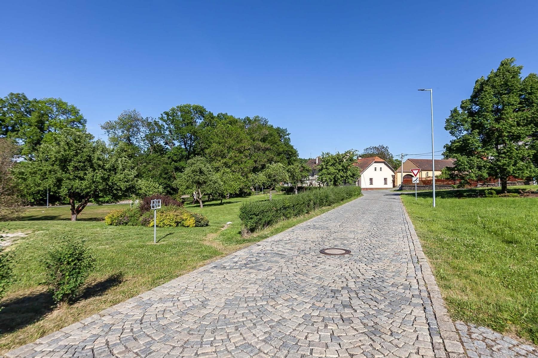 Prodej pozemku 4.612 m², Hluboš, Středočeský kraj Prodej pozemku 4.612 m², Hluboš, Středočeský kraj
