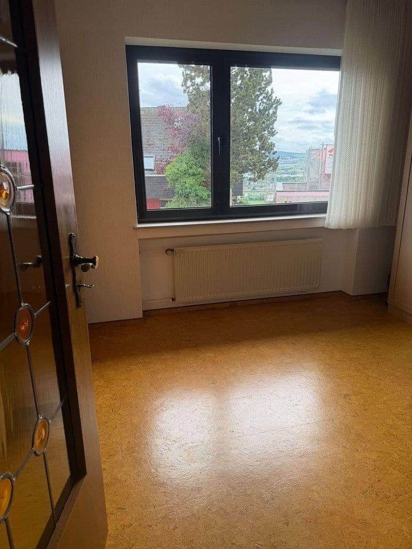 Prodej domu 161 m², pozemek 669 m², Ringstraße 83, Weitersburg, Porýní-Falc Prodej domu 161 m², pozemek 669 m², Ringstraße 83, Weitersburg, Porýní-Falc