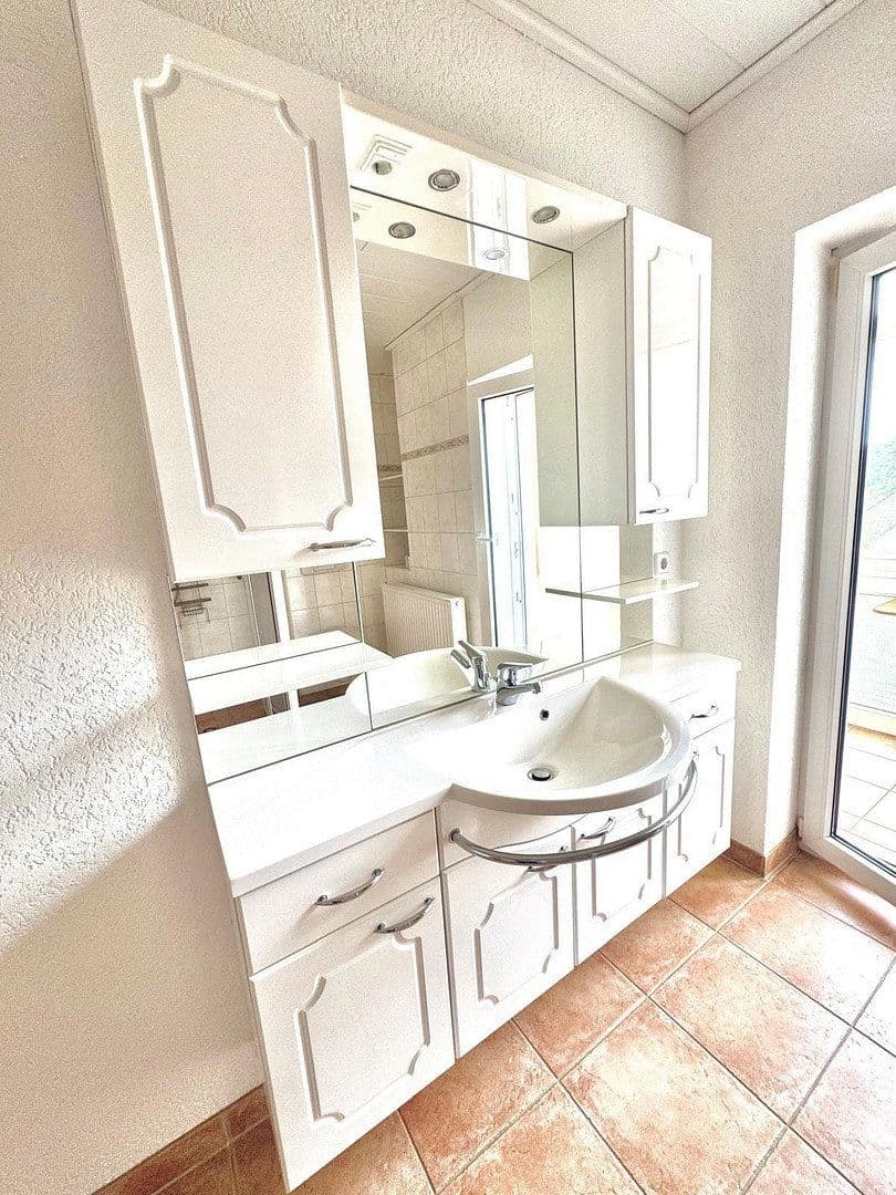 Pronájem bytu 2+kk 70 m², Schwarzenberger Str. 75, Aue-Bad Schlema, Sasko Pronájem bytu 2+kk 70 m², Schwarzenberger Str. 75, Aue-Bad Schlema, Sasko