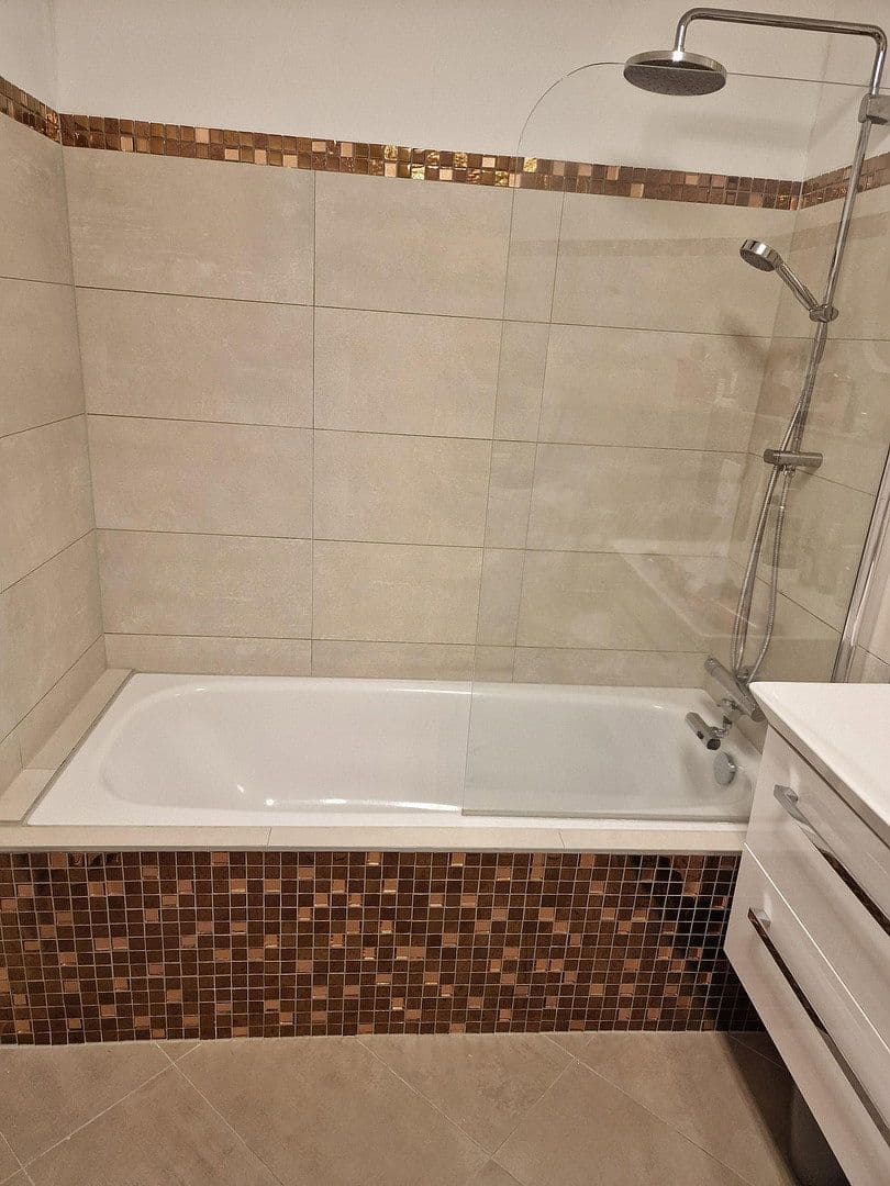 Prodej bytu 2+1 50 m², Edelweißstraße 24, Berlin, Berlín Prodej bytu 2+1 50 m², Edelweißstraße 24, Berlin, Berlín