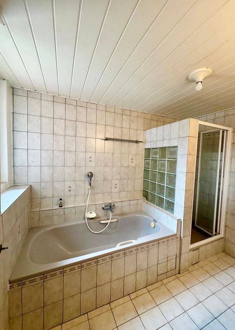 Prodej domu 169 m², pozemek 485 m², Kelterstraße 20, Walzbachtal, Bádensko-Württembersko Prodej domu 169 m², pozemek 485 m², Kelterstraße 20, Walzbachtal, Bádensko-Württembersko