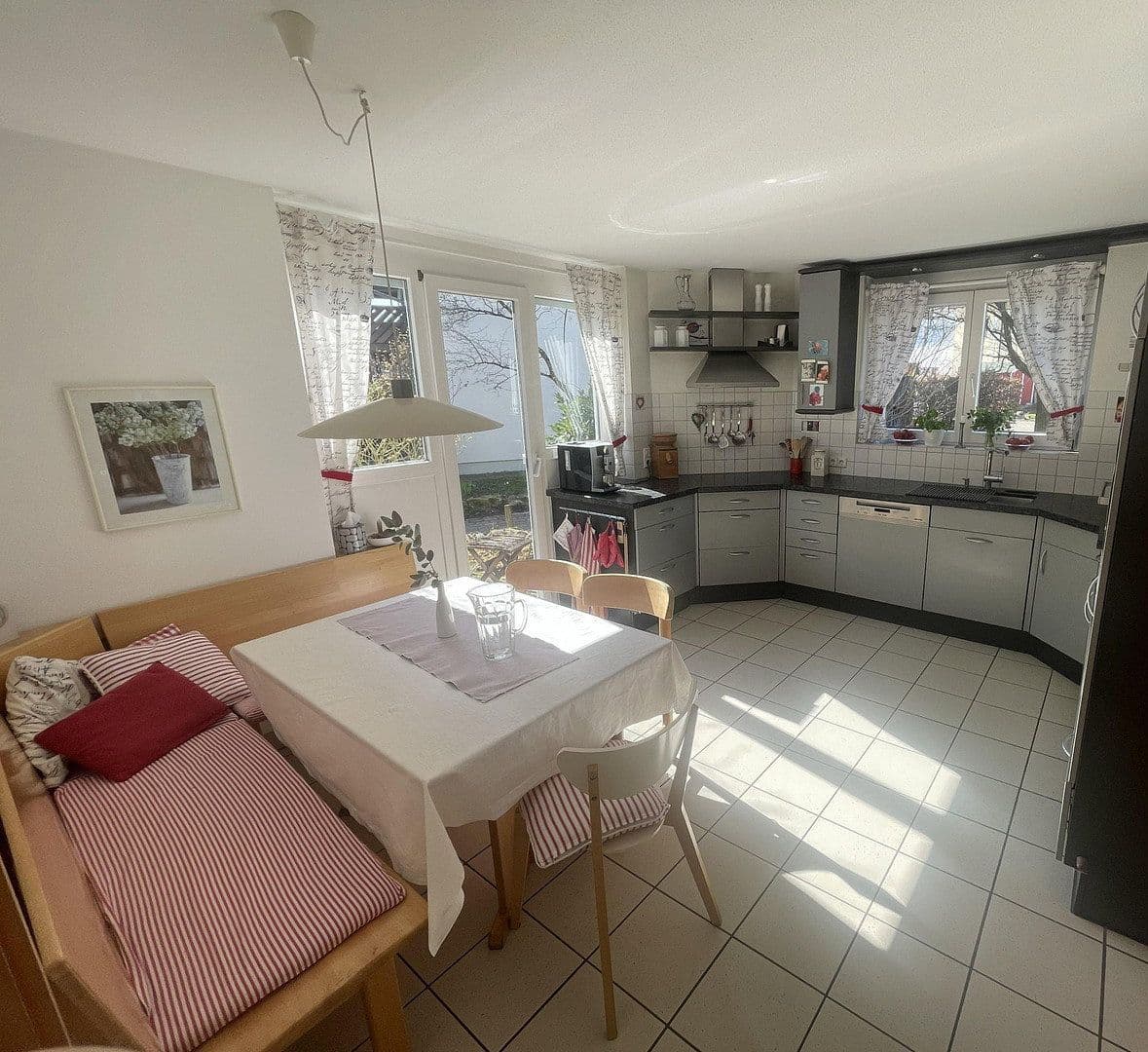 Prodej domu 224 m², pozemek 568 m², Jestetten, Bádensko-Württembersko Prodej domu 224 m², pozemek 568 m², Jestetten, Bádensko-Württembersko