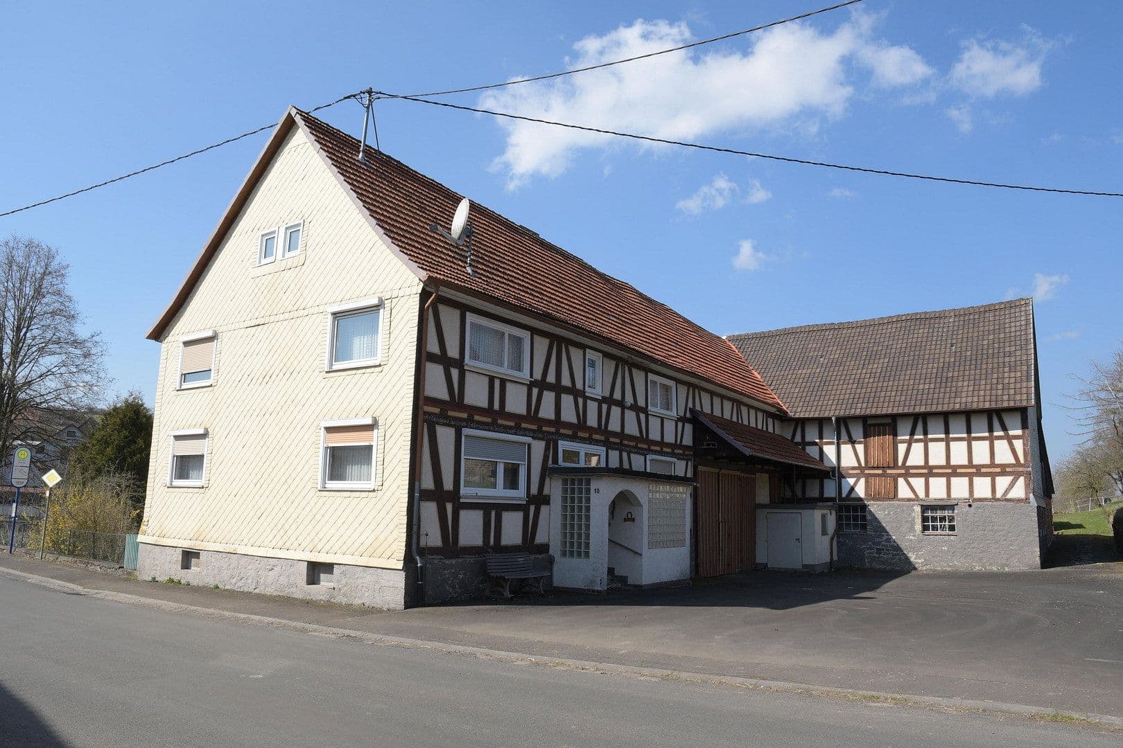 Prodej domu 194 m², pozemek 14.250 m², Erlenstraße 10, Feldatal, Hessen Prodej domu 194 m², pozemek 14.250 m², Erlenstraße 10, Feldatal, Hessen