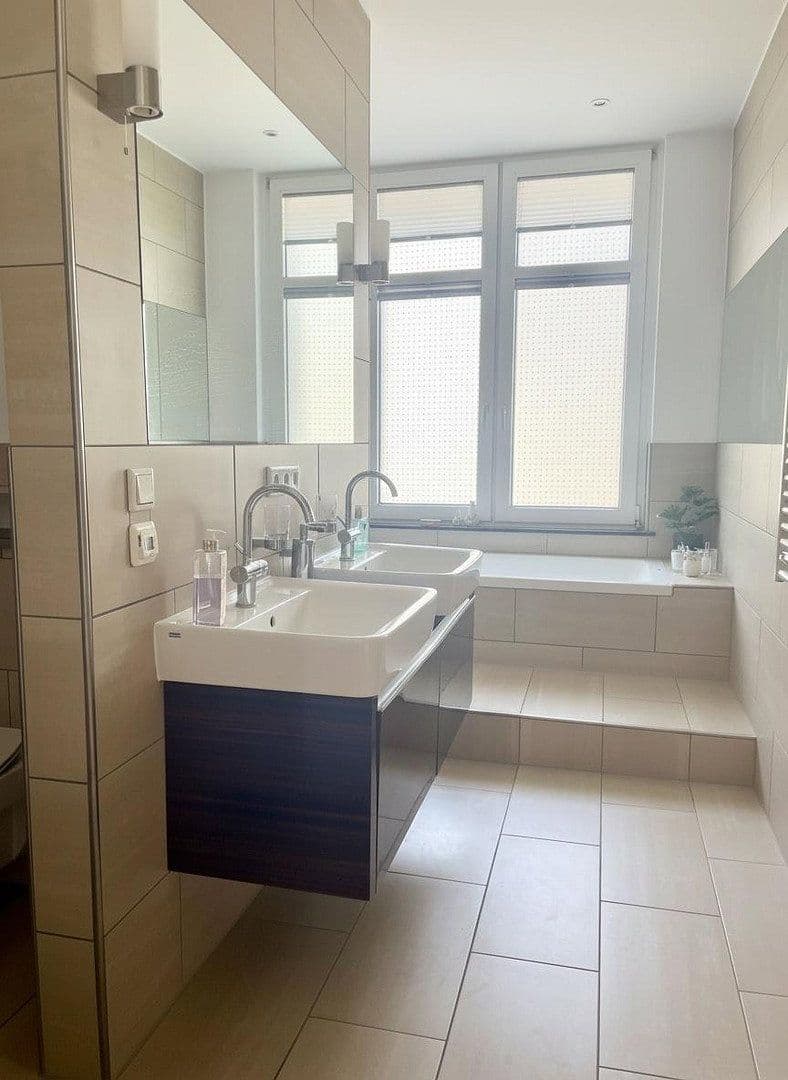 Prodej bytu 3+1 105 m², Düsseldorf, Severní Porýní-Vestfálsko Prodej bytu 3+1 105 m², Düsseldorf, Severní Porýní-Vestfálsko