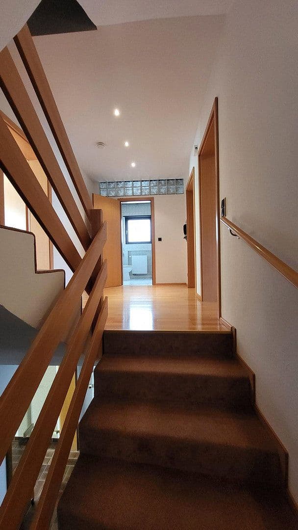 Prodej domu 195 m², pozemek 356 m², Am Waldfrieden 38, Oftersheim, Bádensko-Württembersko Prodej domu 195 m², pozemek 356 m², Am Waldfrieden 38, Oftersheim, Bádensko-Württembersko