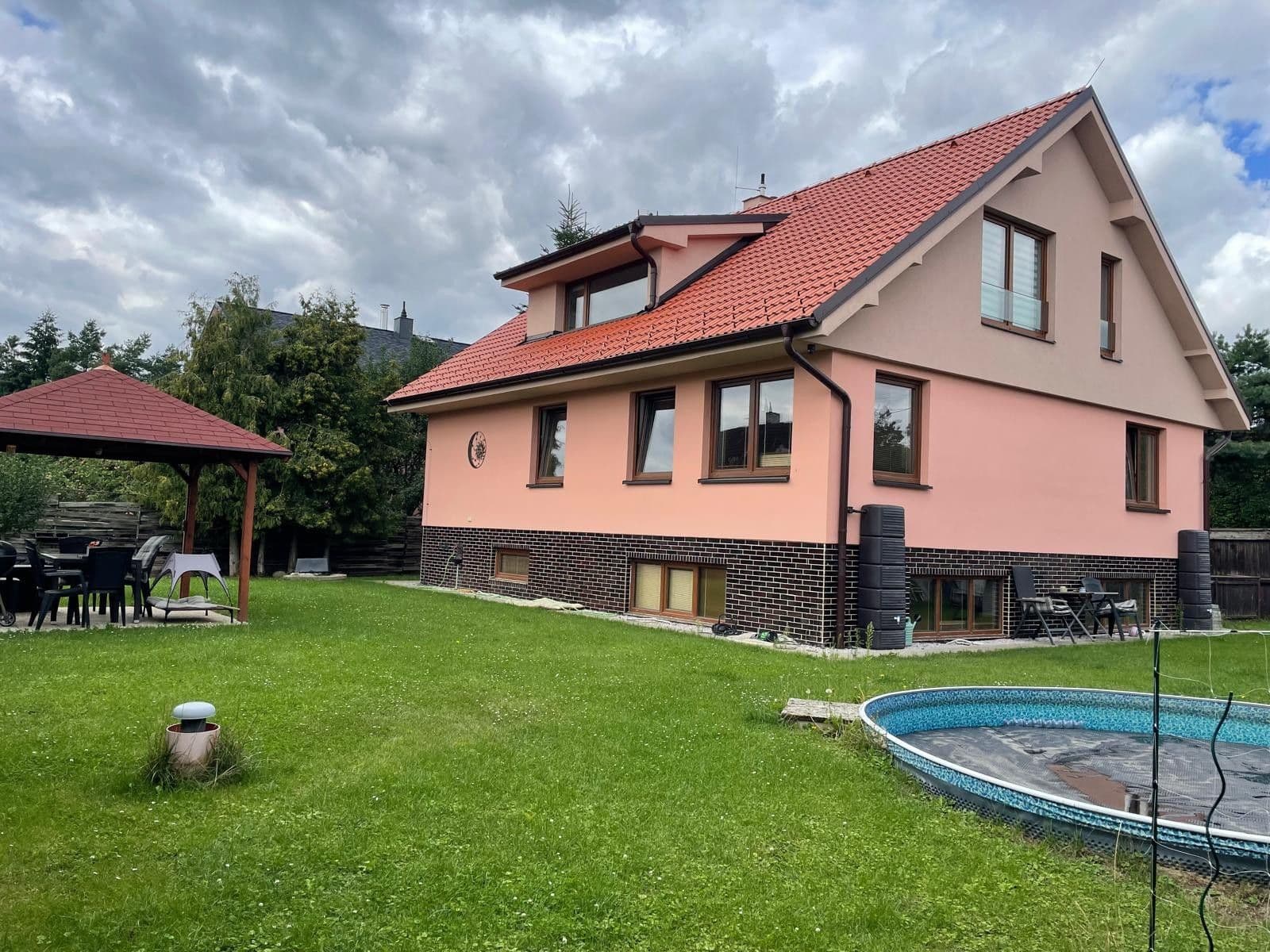 Pronájem domu 255 m², pozemek 477 m², Na Lipce, Mirošovice, Středočeský kraj Pronájem domu 255 m², pozemek 477 m², Na Lipce, Mirošovice, Středočeský kraj
