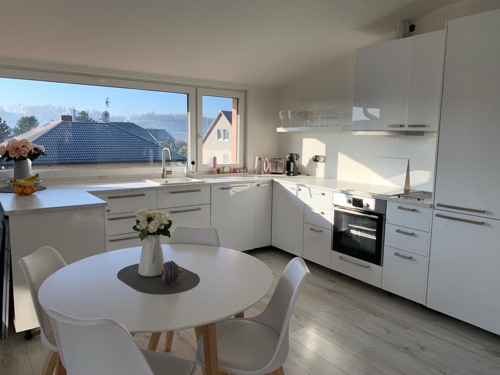 Pronájem domu 255 m², pozemek 477 m², Na Lipce, Mirošovice, Středočeský kraj Pronájem domu 255 m², pozemek 477 m², Na Lipce, Mirošovice, Středočeský kraj