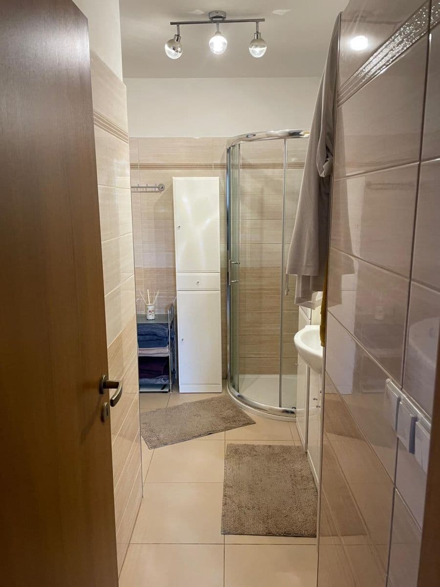 Pronájem domu 255 m², pozemek 477 m², Na Lipce, Mirošovice, Středočeský kraj Pronájem domu 255 m², pozemek 477 m², Na Lipce, Mirošovice, Středočeský kraj