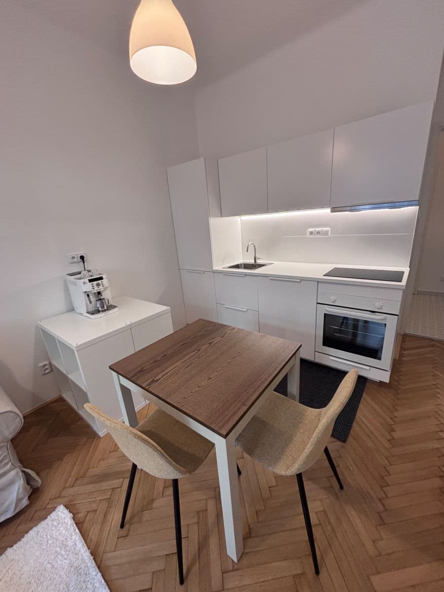 Pronájem bytu 2+kk 41 m², Madridská, Praha, Praha Pronájem bytu 2+kk 41 m², Madridská, Praha, Praha