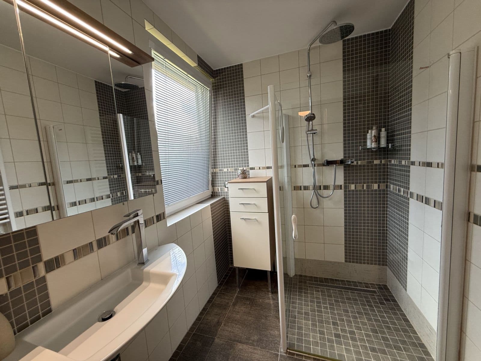 Prodej domu 150 m², pozemek 461 m², Cechovní, Jenštejn, Středočeský kraj Prodej domu 150 m², pozemek 461 m², Cechovní, Jenštejn, Středočeský kraj