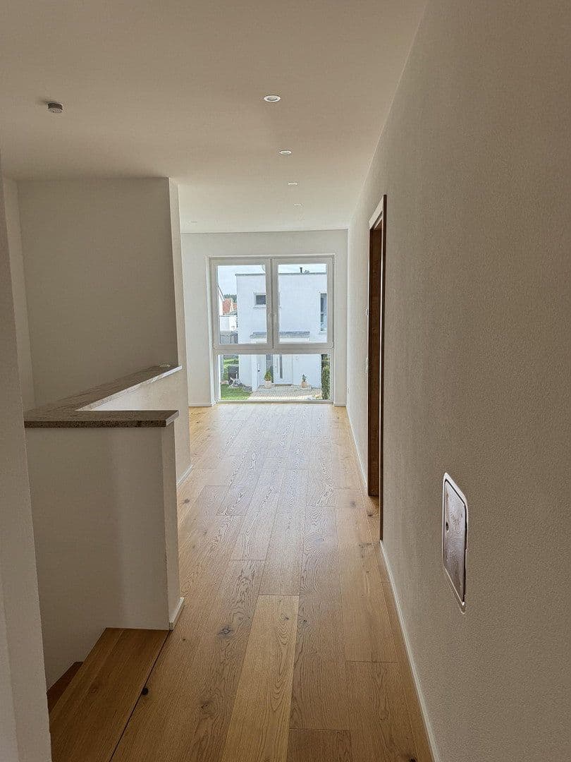 Prodej domu 227 m², pozemek 639 m², Laupheim, Bádensko-Württembersko Prodej domu 227 m², pozemek 639 m², Laupheim, Bádensko-Württembersko