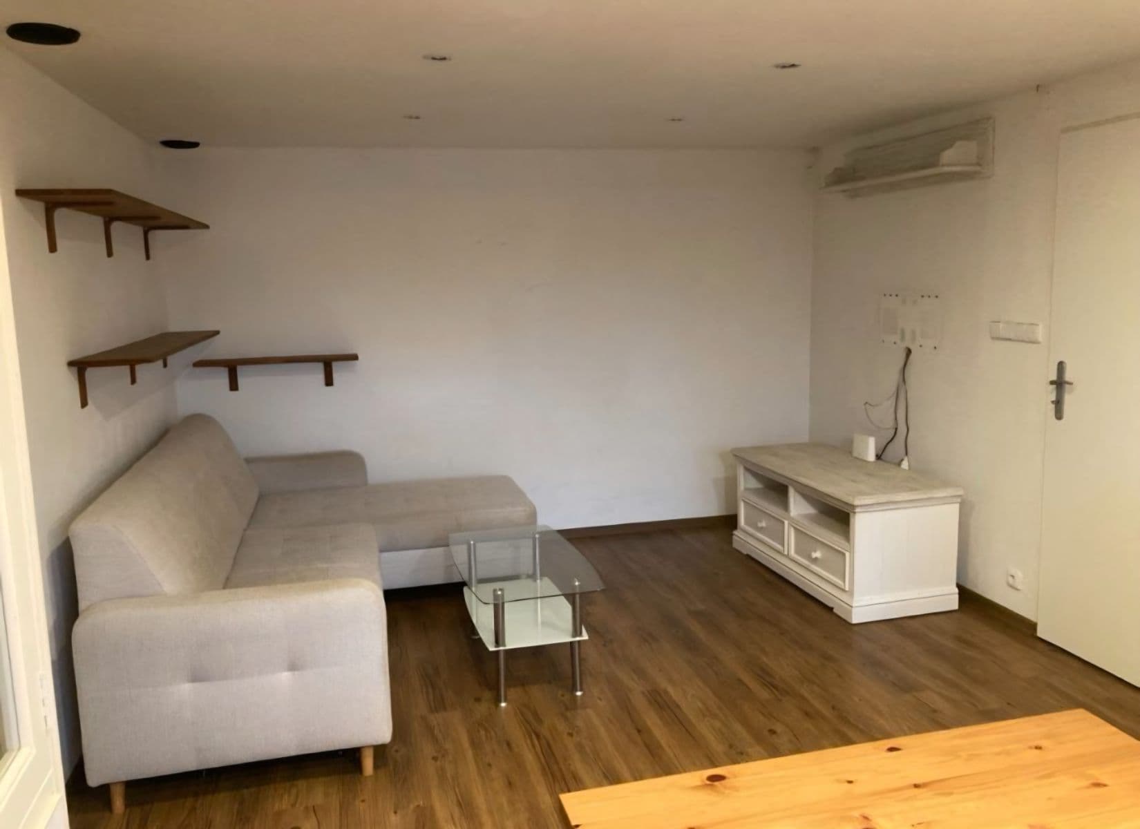 Pronájem bytu 1+1 68 m², Nad Višňovkou, Statenice, Středočeský kraj Pronájem bytu 1+1 68 m², Nad Višňovkou, Statenice, Středočeský kraj