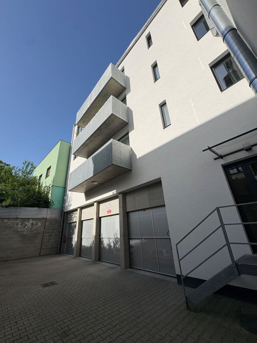 Pronájem garáže 13 m², Šafaříkova, Brno, Jihomoravský kraj Pronájem garáže 13 m², Šafaříkova, Brno, Jihomoravský kraj