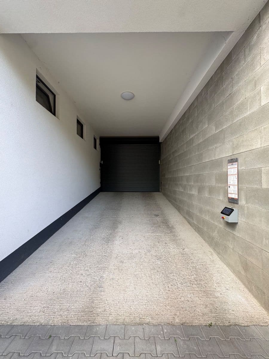 Pronájem garáže 13 m², Šafaříkova, Brno, Jihomoravský kraj Pronájem garáže 13 m², Šafaříkova, Brno, Jihomoravský kraj