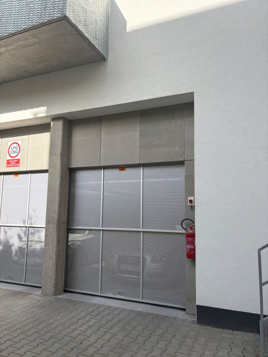 Pronájem garáže 13 m², Šafaříkova, Brno, Jihomoravský kraj Pronájem garáže 13 m², Šafaříkova, Brno, Jihomoravský kraj