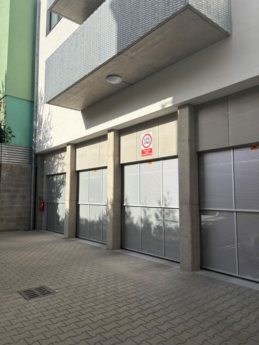Pronájem garáže 13 m², Šafaříkova, Brno, Jihomoravský kraj Pronájem garáže 13 m², Šafaříkova, Brno, Jihomoravský kraj