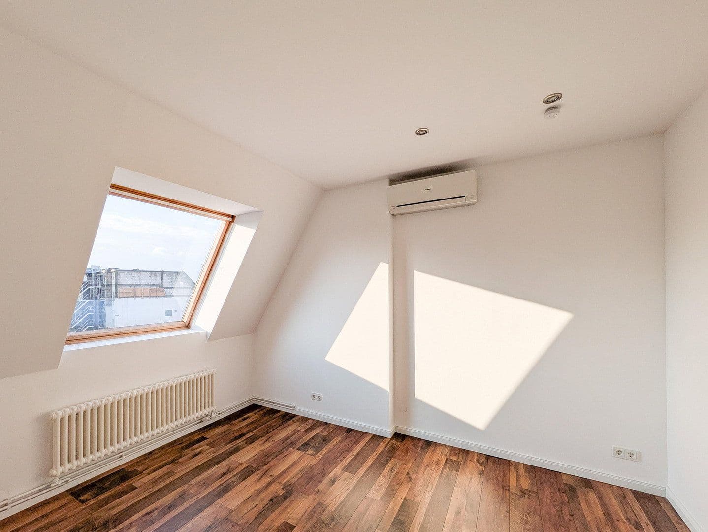 Prodej bytu 4+1 106 m², Berlin, Berlín Prodej bytu 4+1 106 m², Berlin, Berlín