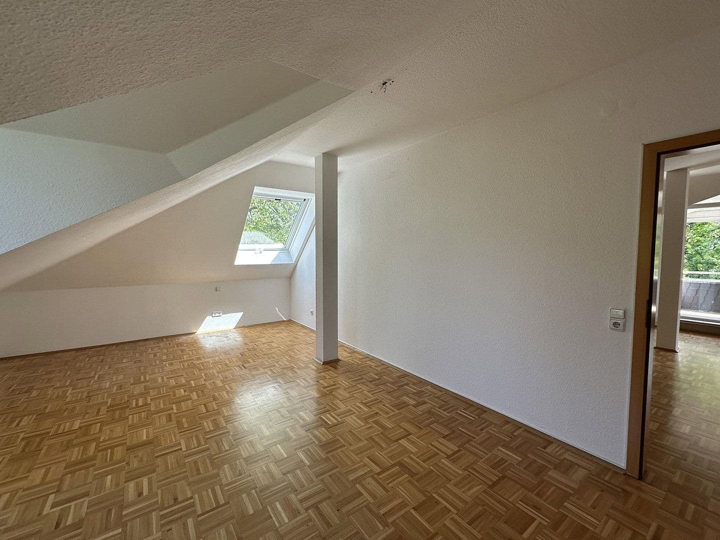 Pronájem bytu 3+1 106 m², Landgraf-Karl-Straße 19 A, Kassel, Hessen Pronájem bytu 3+1 106 m², Landgraf-Karl-Straße 19 A, Kassel, Hessen