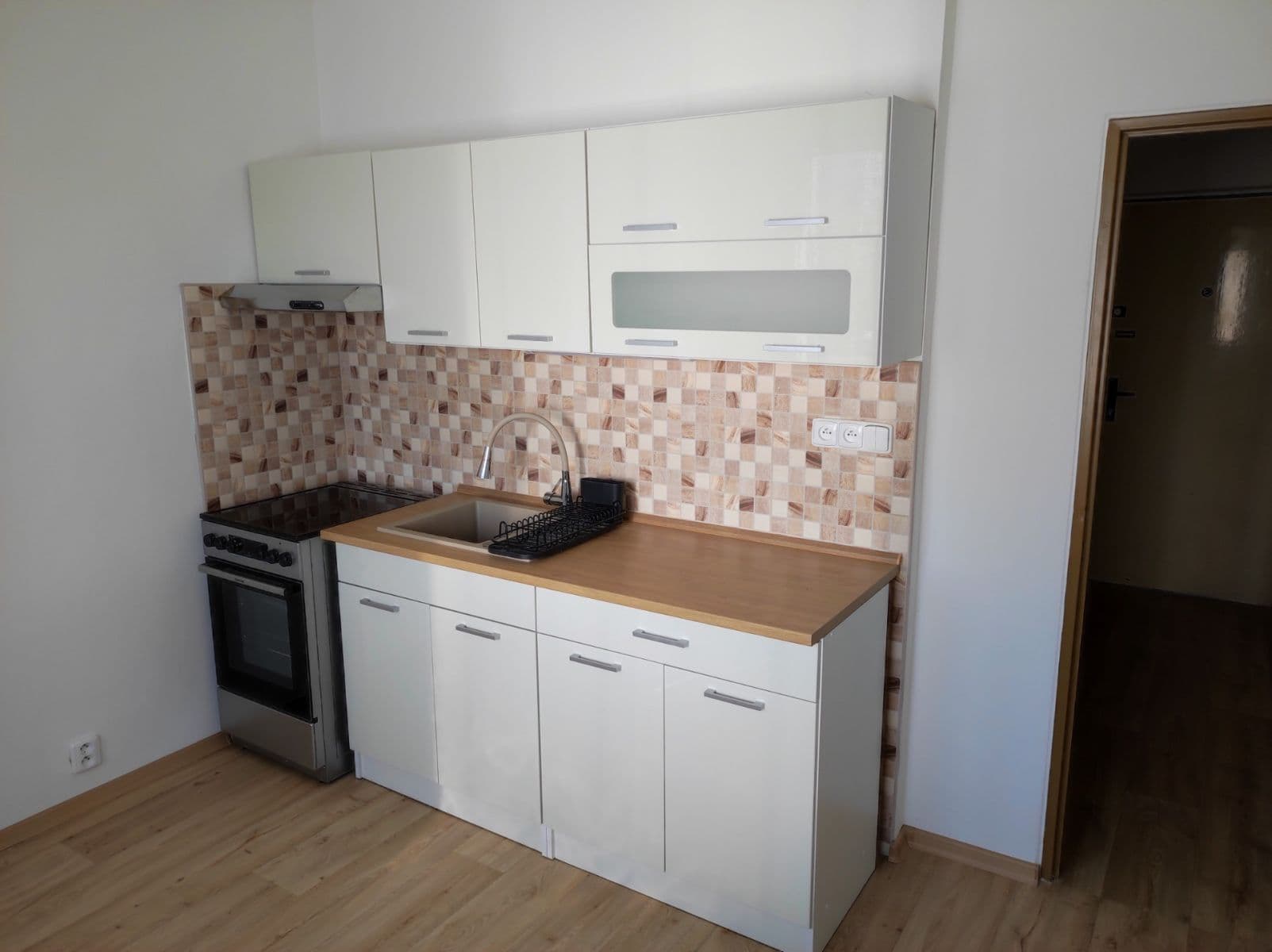 Pronájem bytu 1+1 38 m², Pod Zámečkem, Hradec Králové, Královéhradecký kraj Pronájem bytu 1+1 38 m², Pod Zámečkem, Hradec Králové, Královéhradecký kraj