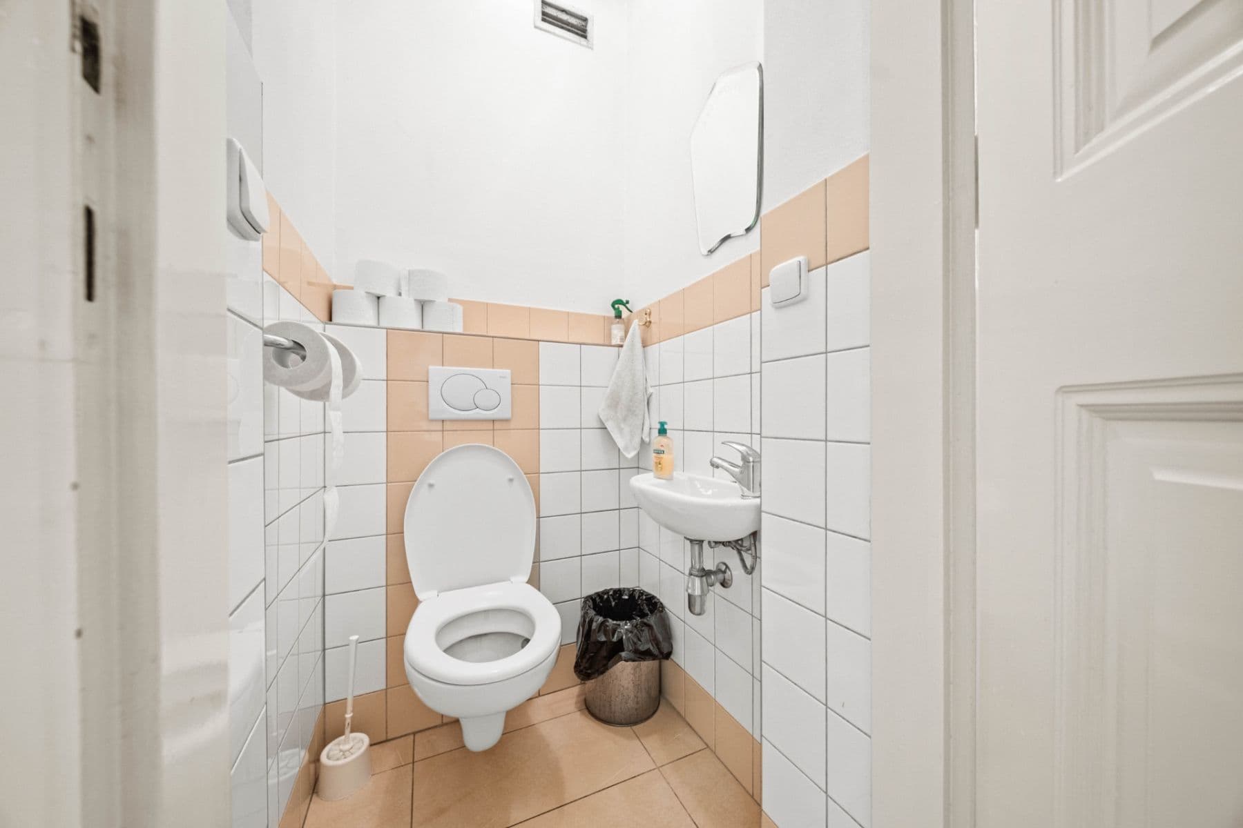 Pronájem kanceláře 156 m², Jeseniova, Praha, Praha Pronájem kanceláře 156 m², Jeseniova, Praha, Praha