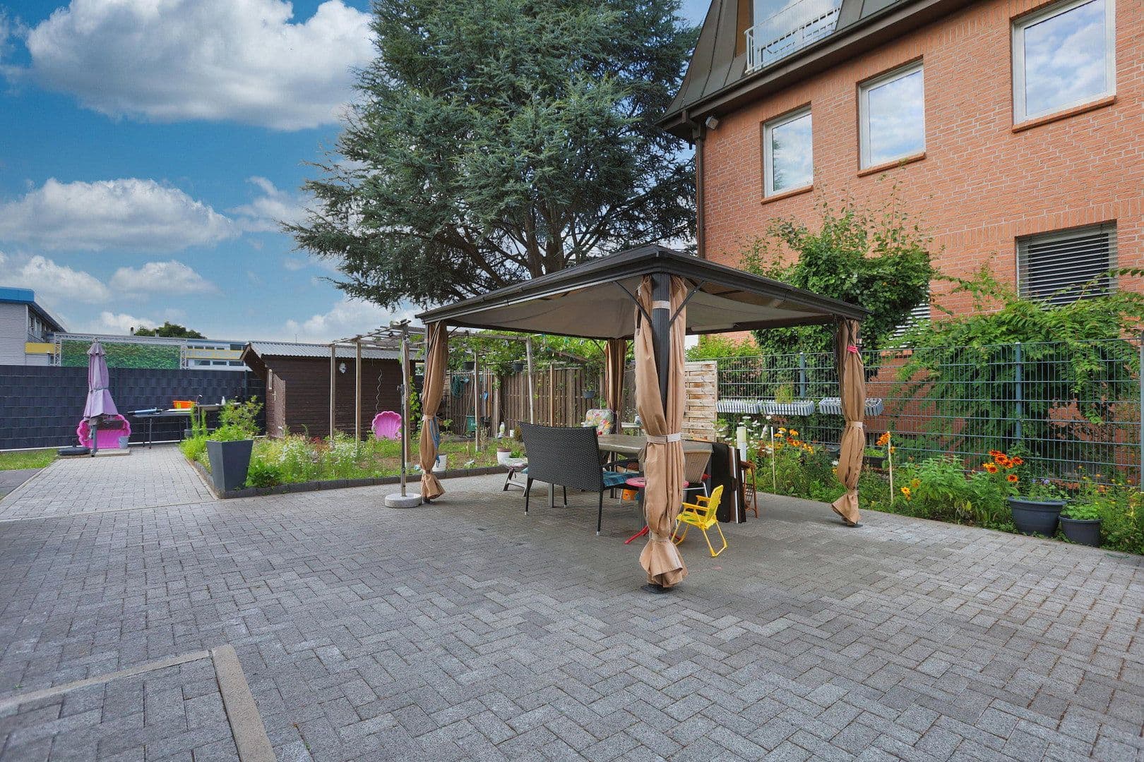 Prodej domu 251 m², pozemek 751 m², Bonhoefferstr.12, Frankfurt am Main, Hessen Prodej domu 251 m², pozemek 751 m², Bonhoefferstr.12, Frankfurt am Main, Hessen