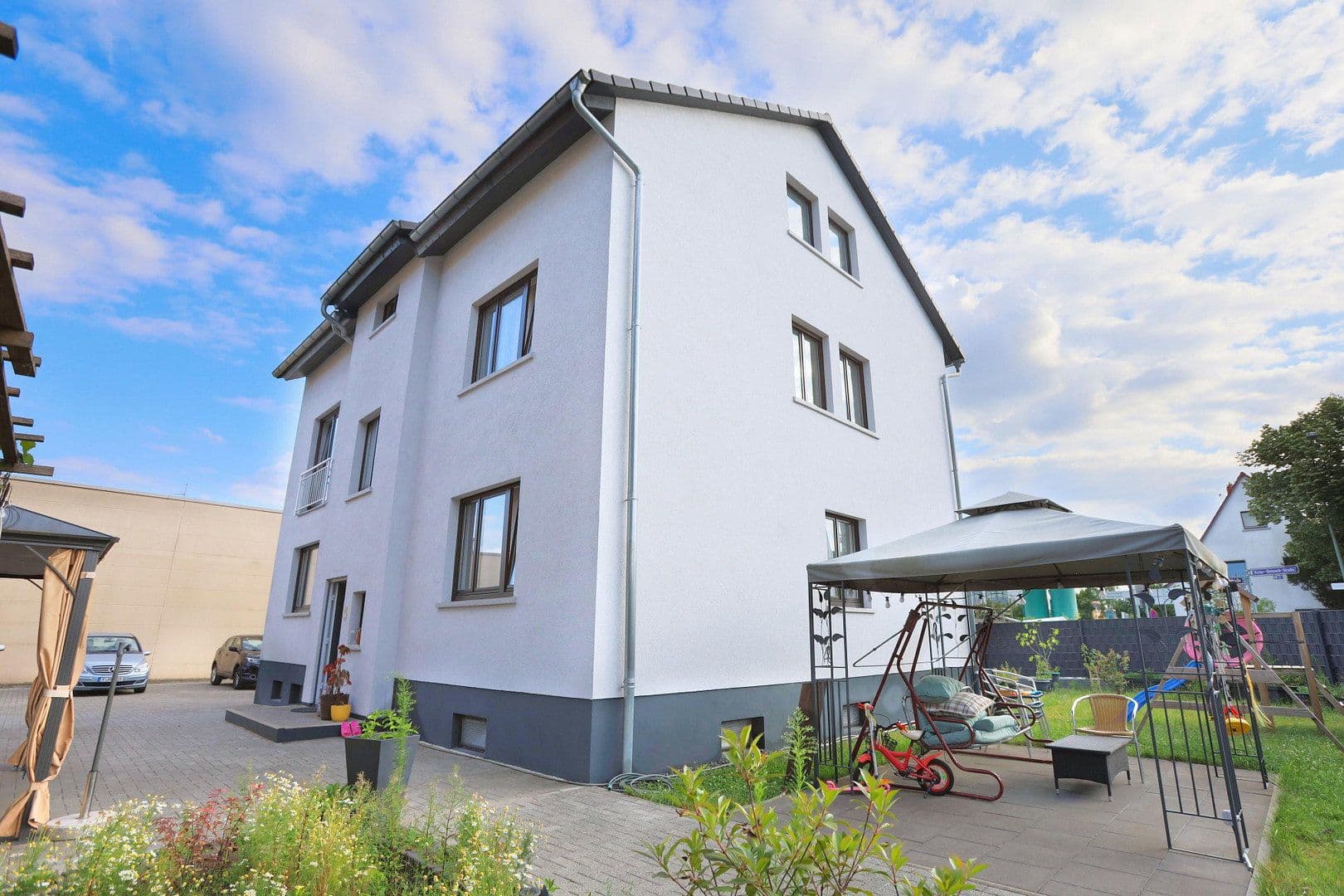 Prodej domu 251 m², pozemek 751 m², Bonhoefferstr.12, Frankfurt am Main, Hessen Prodej domu 251 m², pozemek 751 m², Bonhoefferstr.12, Frankfurt am Main, Hessen
