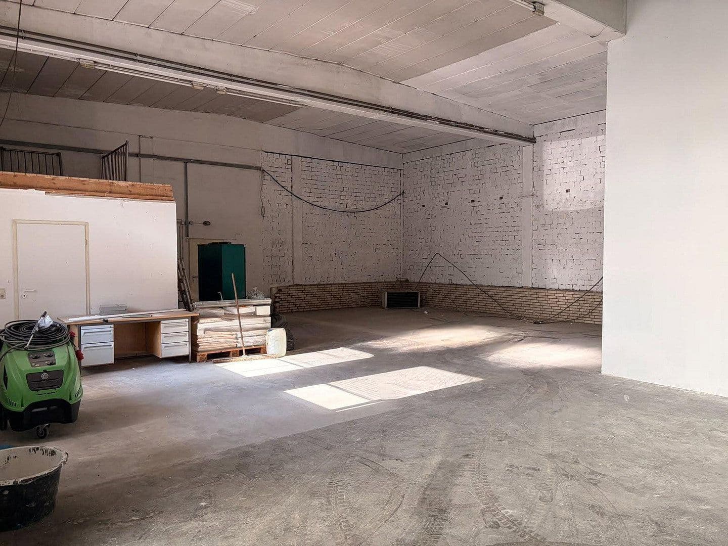 Pronájem nebytového prostoru 310 m², Hermann-Bahlsen-Str 2, Barsinghausen, Dolní Sasko Pronájem nebytového prostoru 310 m², Hermann-Bahlsen-Str 2, Barsinghausen, Dolní Sasko