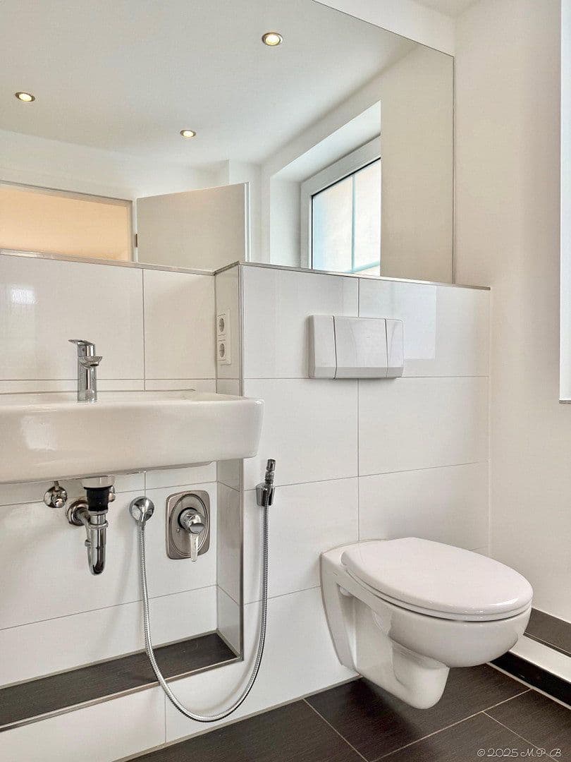 Prodej domu 213 m², pozemek 271 m², Rheinbrohler Weg 39, Düsseldorf, Severní Porýní-Vestfálsko Prodej domu 213 m², pozemek 271 m², Rheinbrohler Weg 39, Düsseldorf, Severní Porýní-Vestfálsko