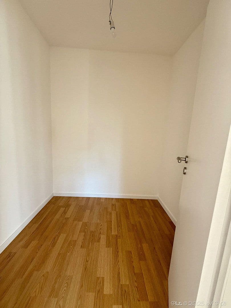 Prodej domu 213 m², pozemek 271 m², Rheinbrohler Weg 39, Düsseldorf, Severní Porýní-Vestfálsko Prodej domu 213 m², pozemek 271 m², Rheinbrohler Weg 39, Düsseldorf, Severní Porýní-Vestfálsko