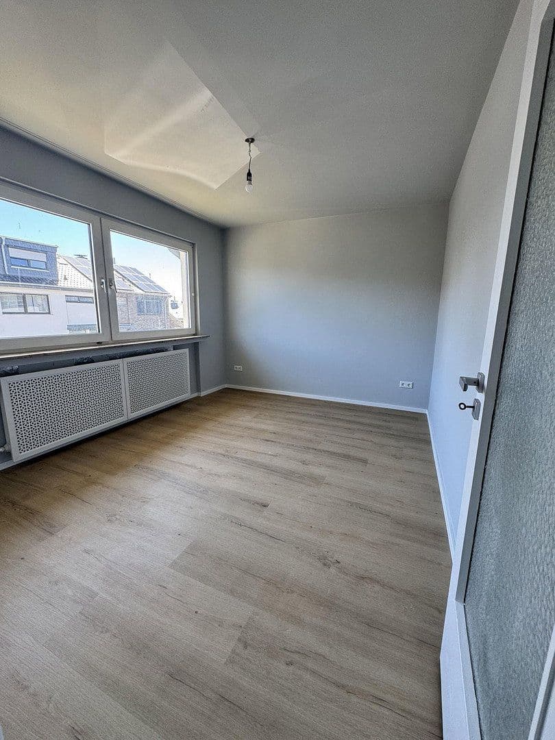 Prodej domu 115 m², pozemek 281 m², Max-Planck-Str. 12, Niederkassel, Severní Porýní-Vestfálsko Prodej domu 115 m², pozemek 281 m², Max-Planck-Str. 12, Niederkassel, Severní Porýní-Vestfálsko