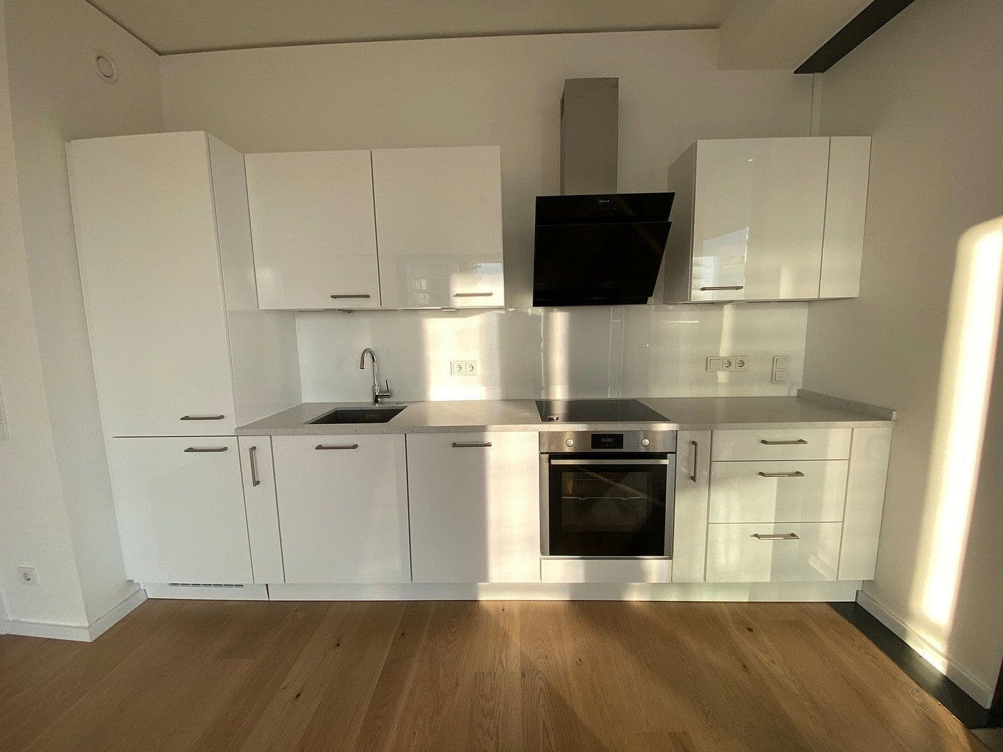 Pronájem bytu 4+1 110 m², Europa-Allee 2, Frankfurt am Main, Hessen Pronájem bytu 4+1 110 m², Europa-Allee 2, Frankfurt am Main, Hessen