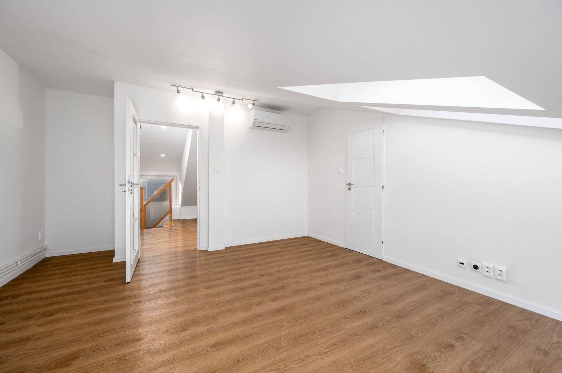 Pronájem bytu 5+1 191 m², Čajkovského, Praha, Praha Pronájem bytu 5+1 191 m², Čajkovského, Praha, Praha