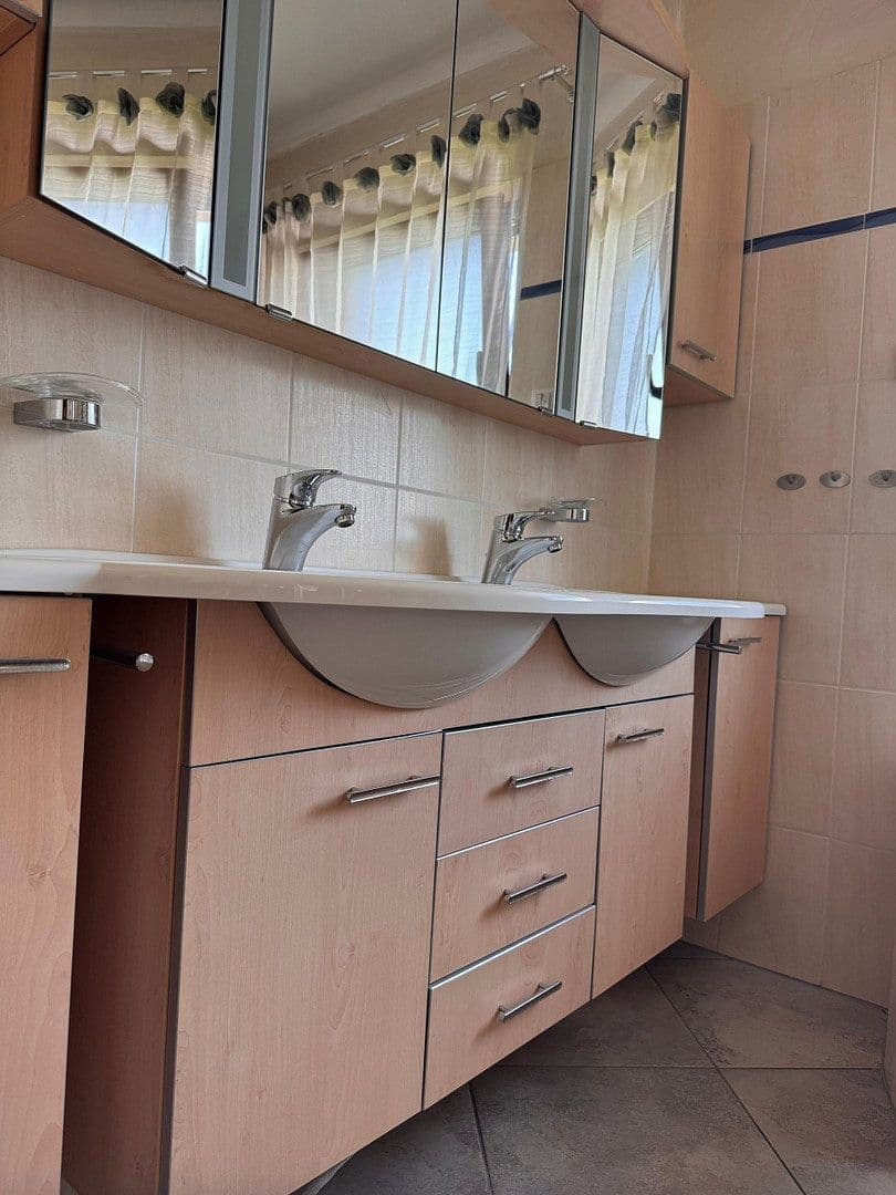 Prodej domu 140 m², pozemek 700 m², Hüttenberg, Hessen Prodej domu 140 m², pozemek 700 m², Hüttenberg, Hessen