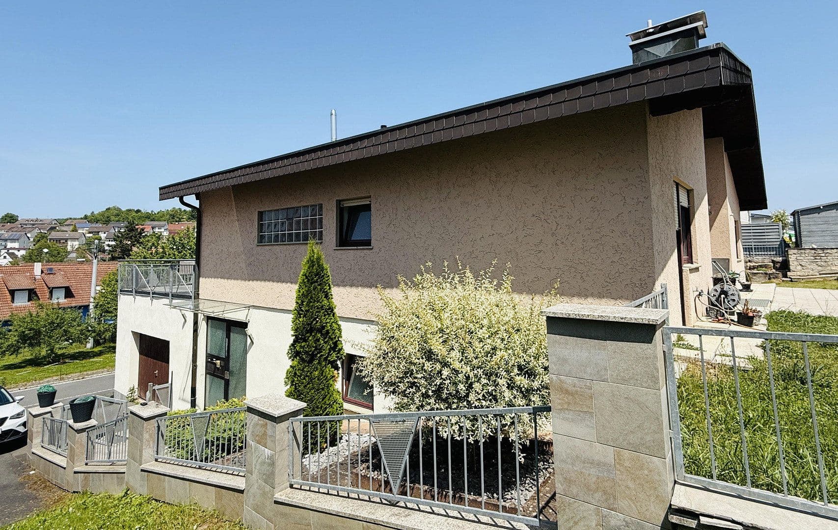 Prodej domu 250 m², pozemek 1.100 m², Lauda-Königshofen, Bádensko-Württembersko Prodej domu 250 m², pozemek 1.100 m², Lauda-Königshofen, Bádensko-Württembersko