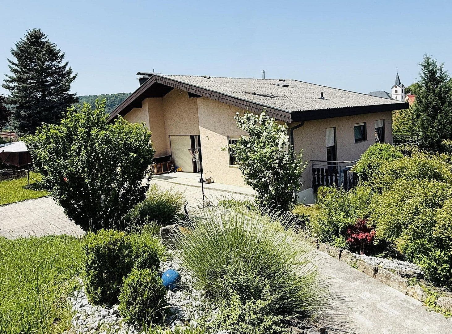 Prodej domu 250 m², pozemek 1.100 m², Lauda-Königshofen, Bádensko-Württembersko Prodej domu 250 m², pozemek 1.100 m², Lauda-Königshofen, Bádensko-Württembersko