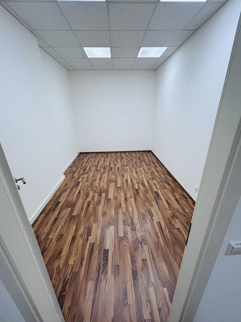 Pronájem kanceláře 360 m², Stuttgarter Straße 80, Geislingen an der Steige, Bádensko-Württembersko Pronájem kanceláře 360 m², Stuttgarter Straße 80, Geislingen an der Steige, Bádensko-Württembersko