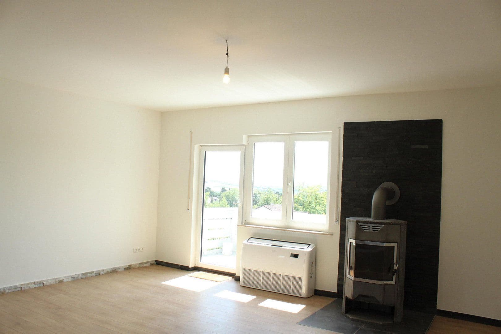 Prodej domu 204 m², pozemek 462 m², Lindenstrasse 2, Klein-Winternheim, Porýní-Falc Prodej domu 204 m², pozemek 462 m², Lindenstrasse 2, Klein-Winternheim, Porýní-Falc