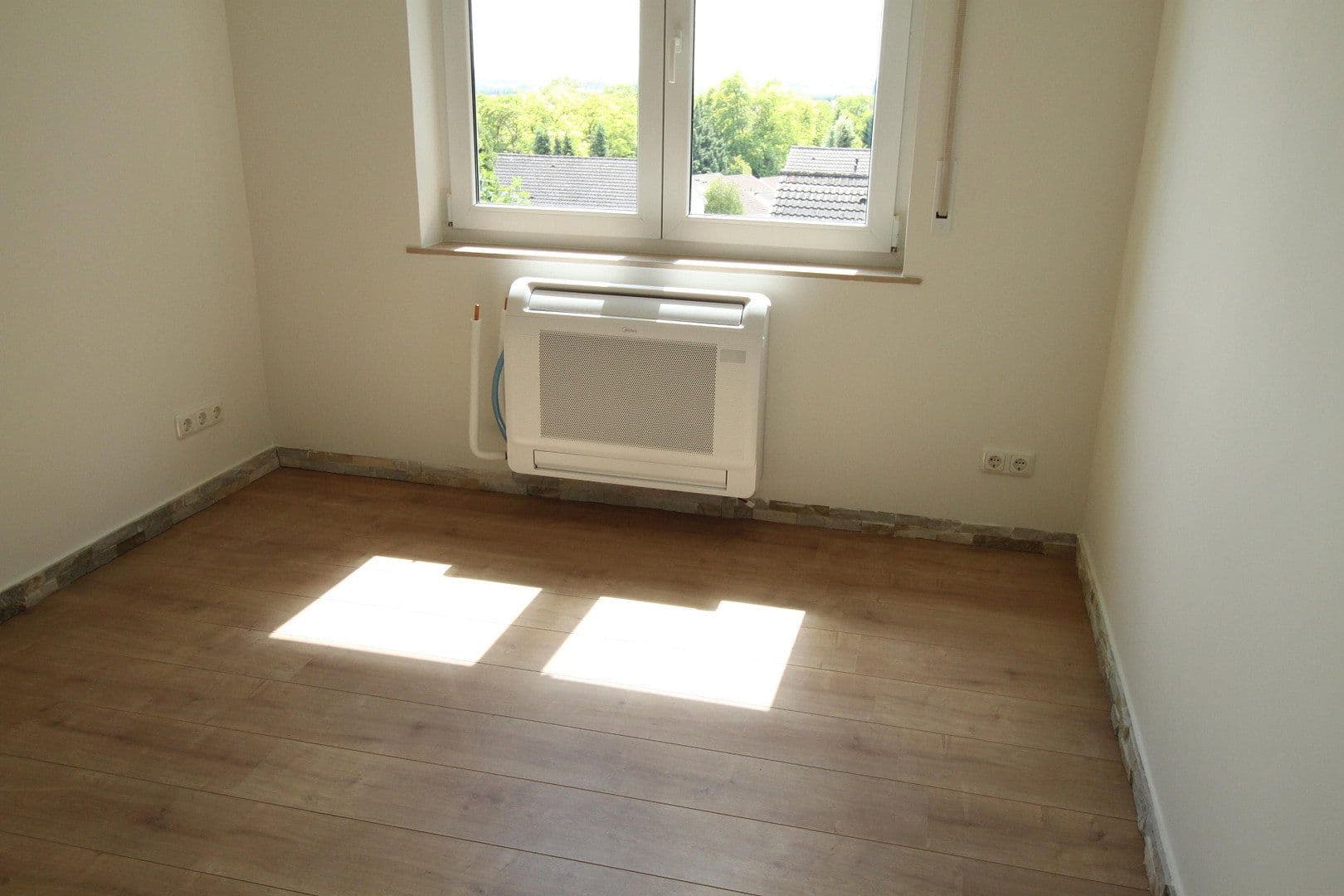 Prodej domu 204 m², pozemek 462 m², Lindenstrasse 2, Klein-Winternheim, Porýní-Falc Prodej domu 204 m², pozemek 462 m², Lindenstrasse 2, Klein-Winternheim, Porýní-Falc