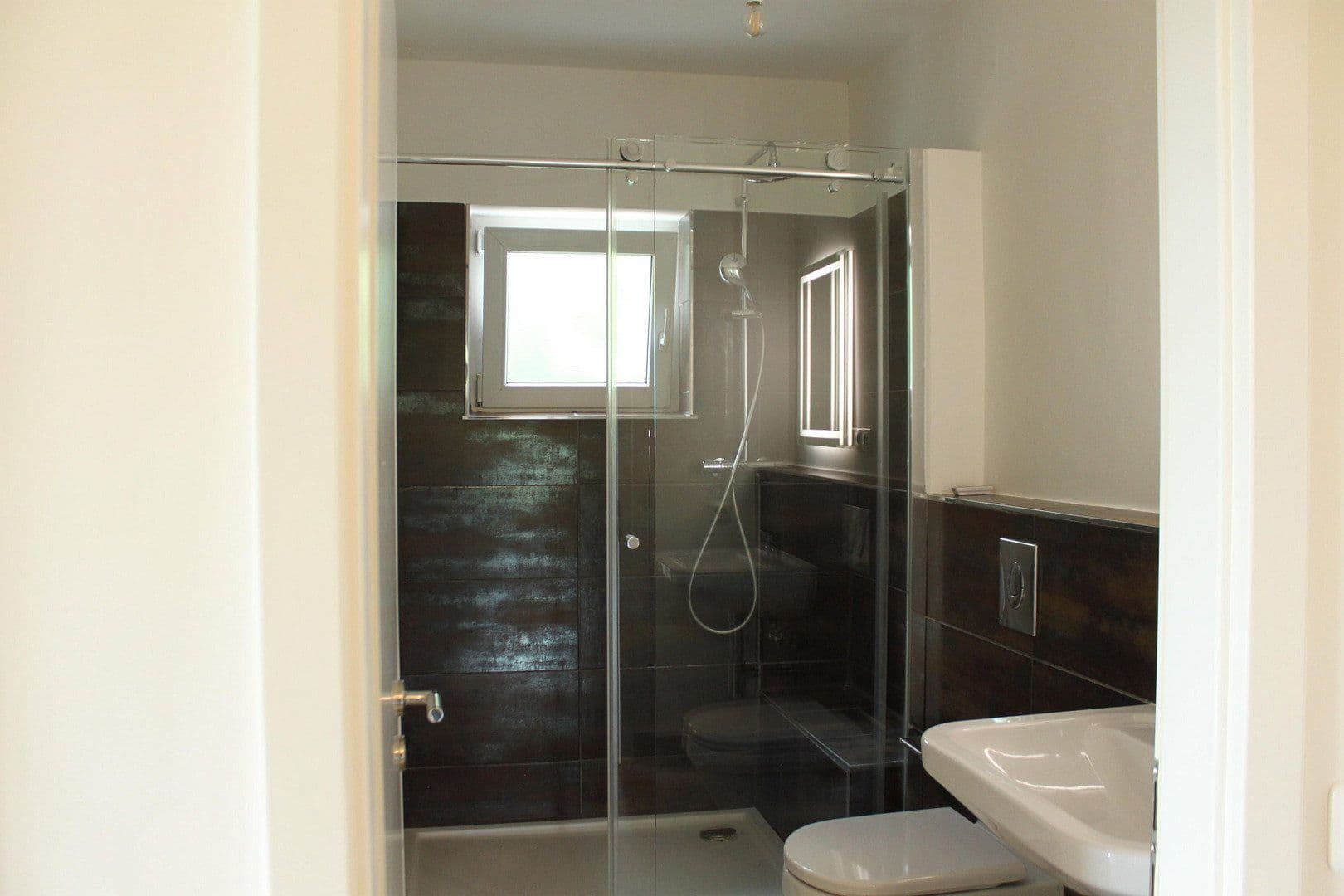 Prodej domu 204 m², pozemek 462 m², Lindenstrasse 2, Klein-Winternheim, Porýní-Falc Prodej domu 204 m², pozemek 462 m², Lindenstrasse 2, Klein-Winternheim, Porýní-Falc