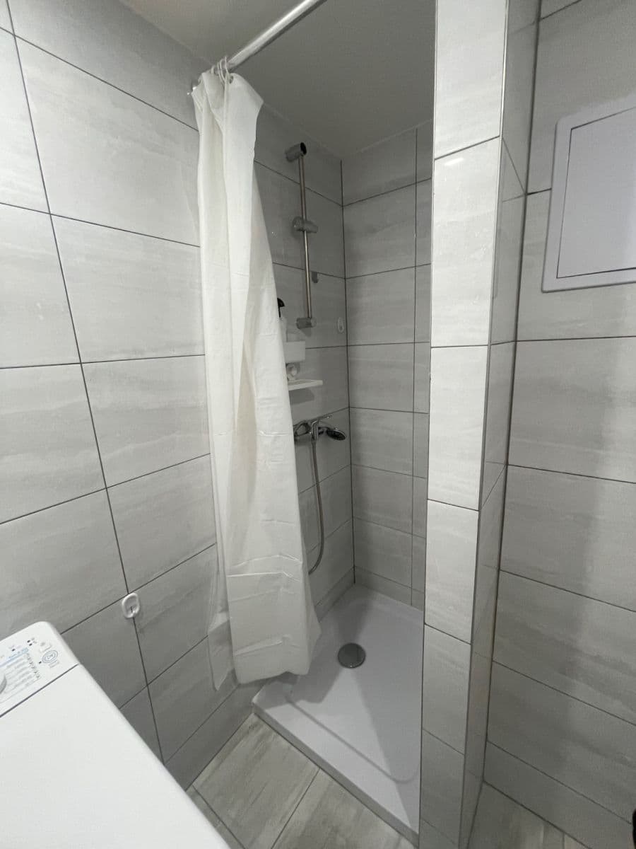 Pronájem bytu 1+kk 29 m², nám. Mládežníků, Kralupy nad Vltavou, Středočeský kraj Pronájem bytu 1+kk 29 m², nám. Mládežníků, Kralupy nad Vltavou, Středočeský kraj