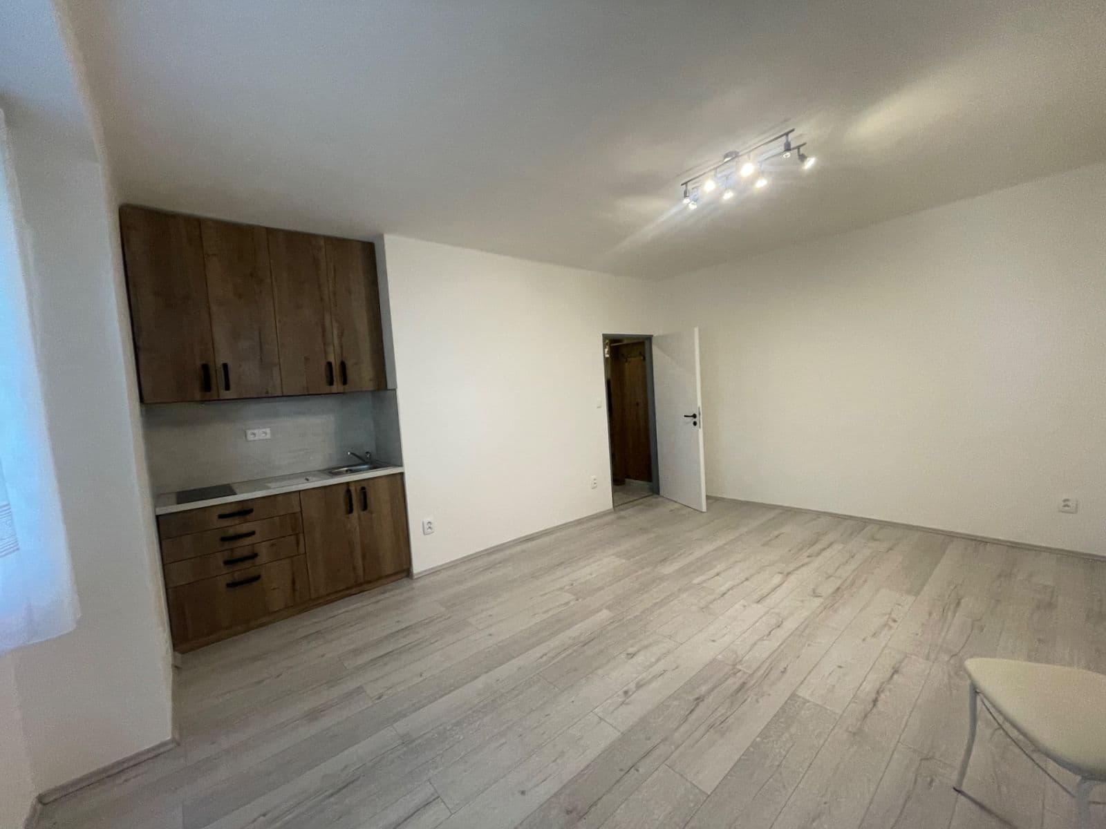 Pronájem bytu 1+kk 29 m², nám. Mládežníků, Kralupy nad Vltavou, Středočeský kraj Pronájem bytu 1+kk 29 m², nám. Mládežníků, Kralupy nad Vltavou, Středočeský kraj