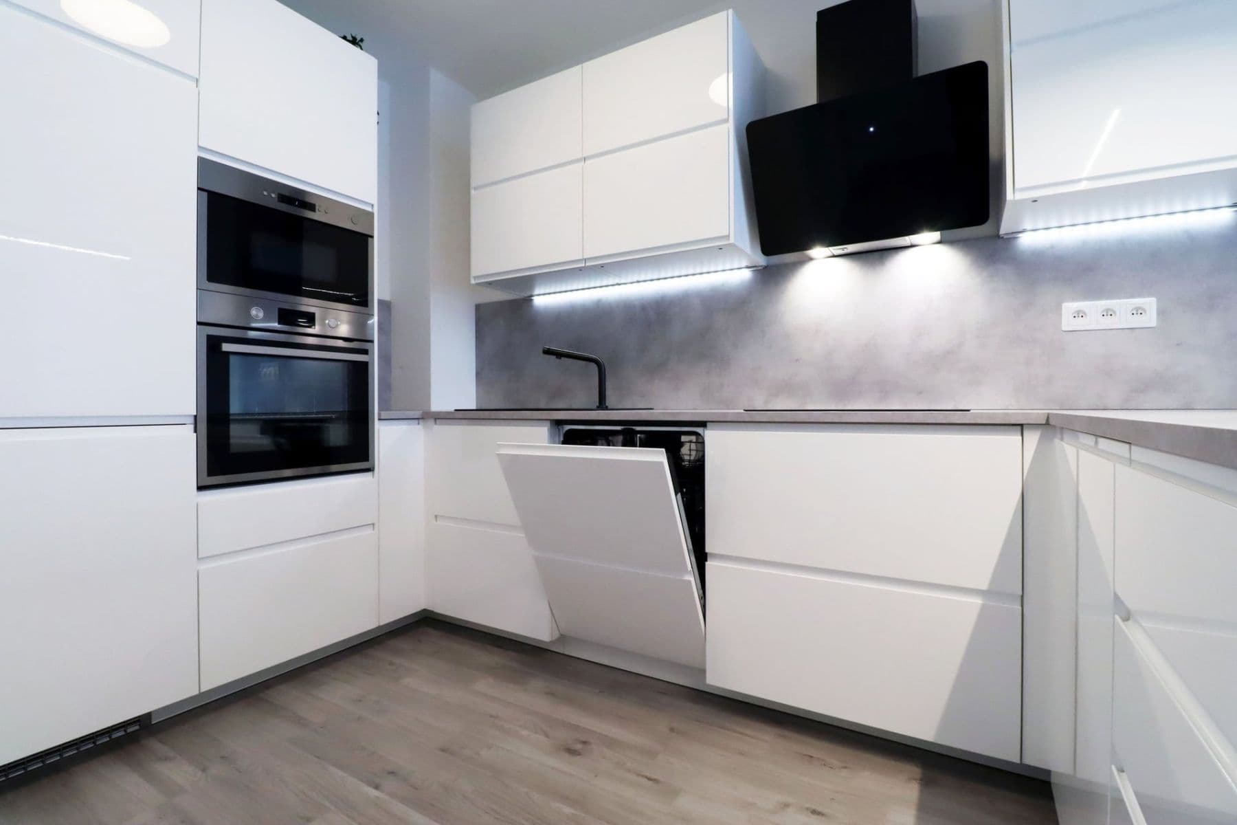 Pronájem bytu 2+kk 53 m², Velvarská, Horoměřice, Středočeský kraj Pronájem bytu 2+kk 53 m², Velvarská, Horoměřice, Středočeský kraj