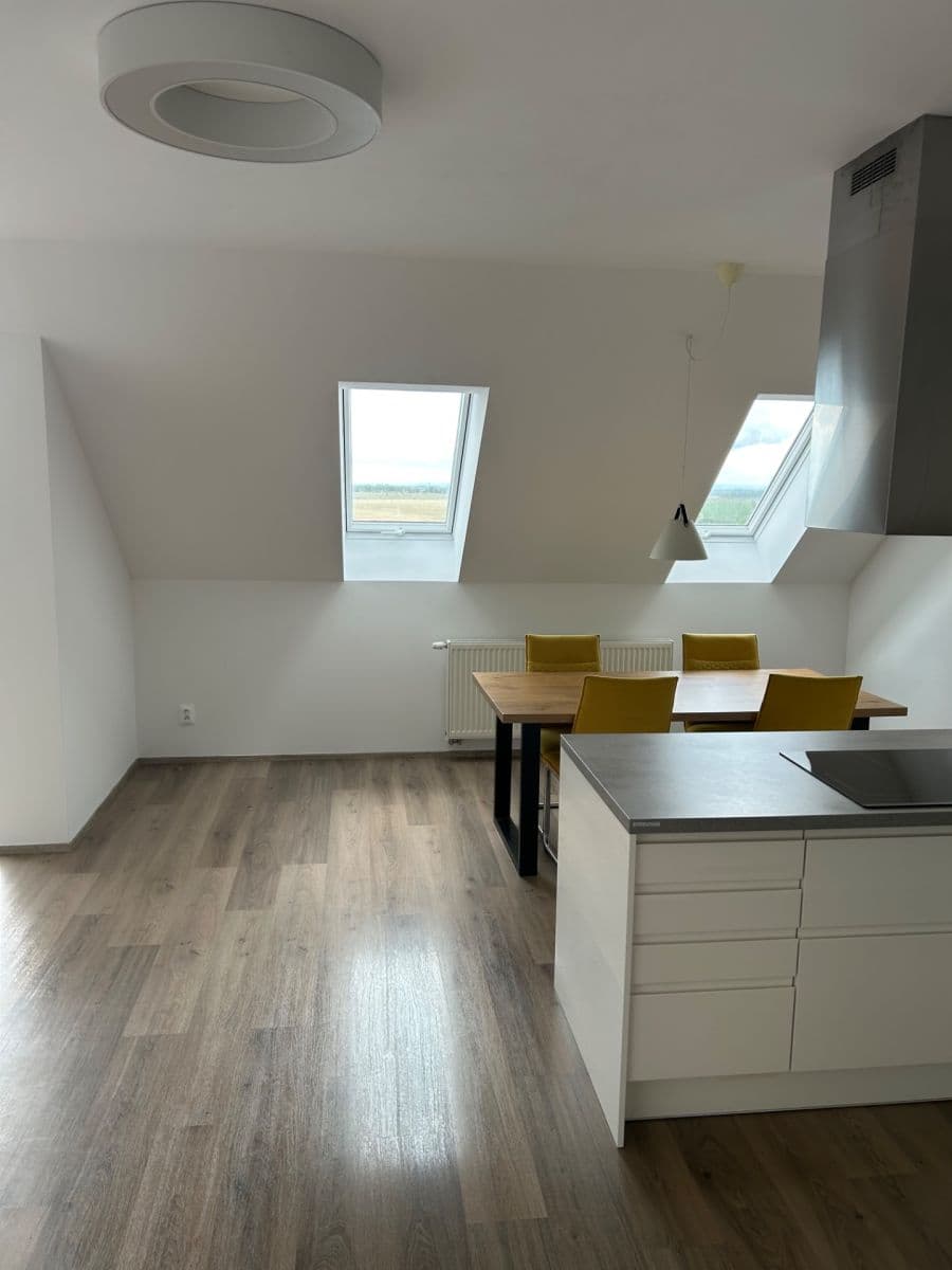 Pronájem bytu 3+kk 95 m², Zátopkova, Milovice, Středočeský kraj Pronájem bytu 3+kk 95 m², Zátopkova, Milovice, Středočeský kraj